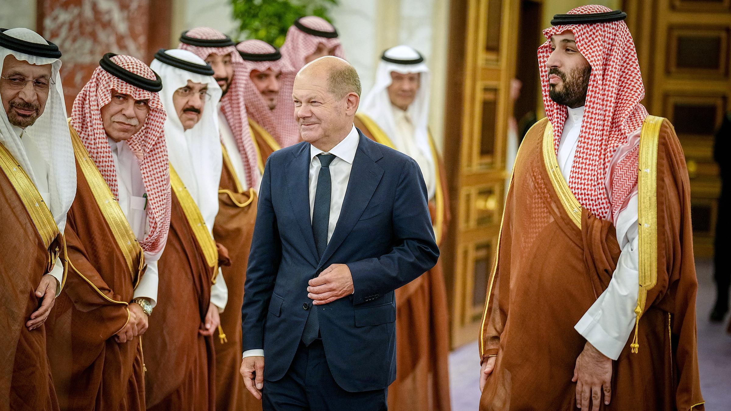 Bundeskanzler Olaf Scholz von Kronprinz bin Salman in Saudi-Arabien empfangen