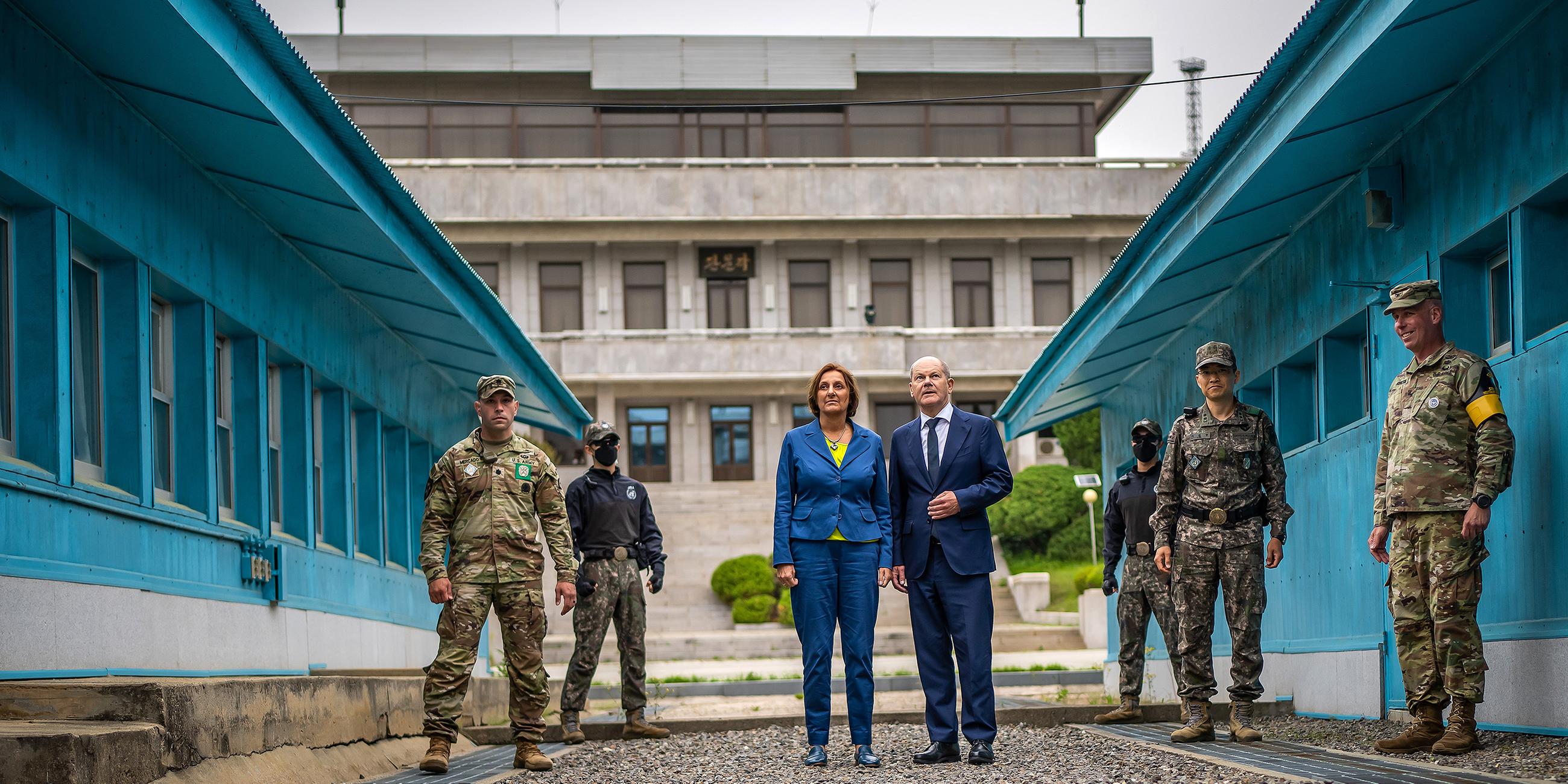 Olaf Scholz mit Ehefrau in der entmilitarisierten Zone zwischen Nord- und Südkorea