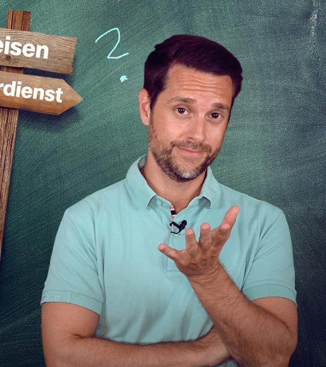Mirko Drotschmann vor Wegweisern mit den Aufschriften "Studium", "Ausbildung", "Wehrdienst" und "Reisen".
