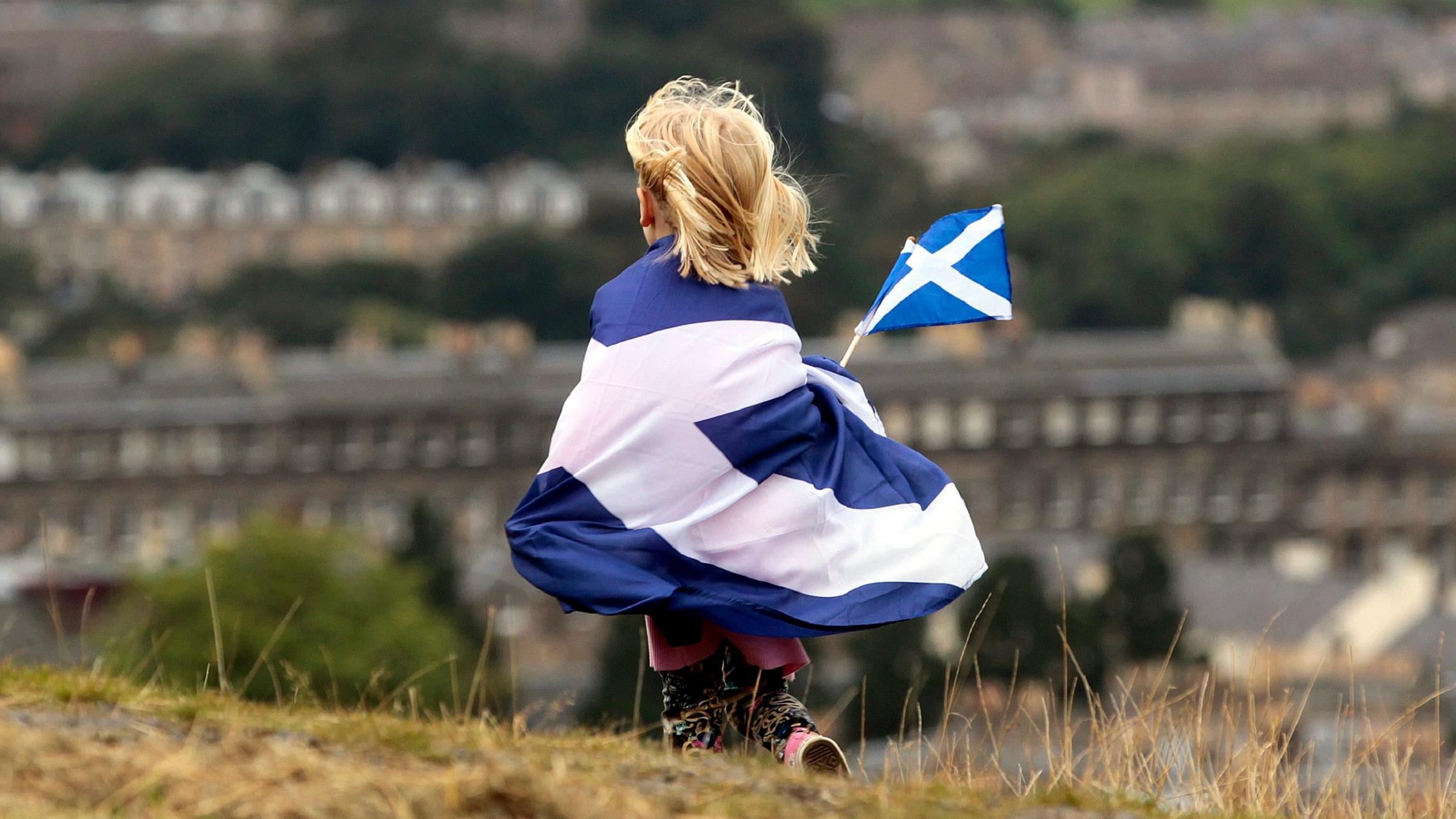 Schottland, Edinburgh: Ein Kind mit schottischer Flagge. Archivbild