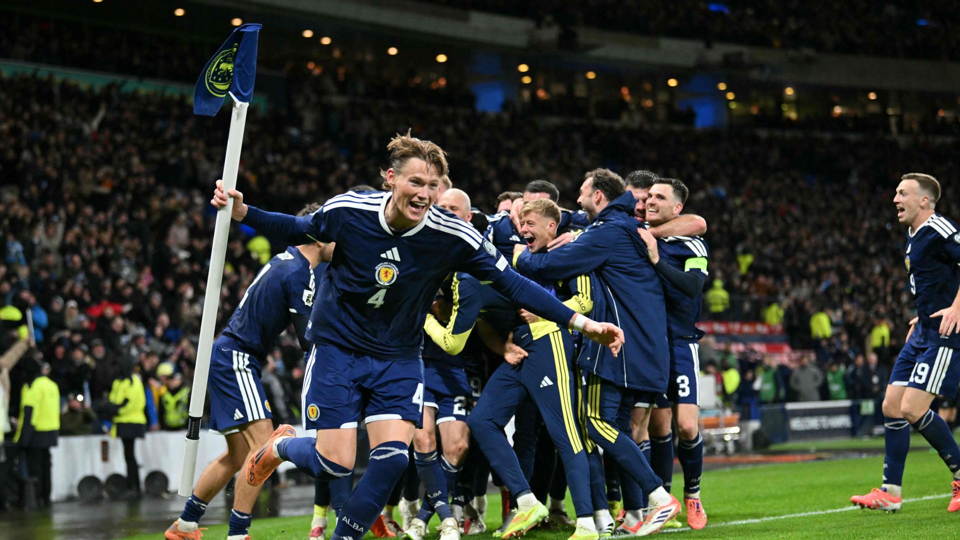 Schottlands Scott McTominay jubelt ausgelassen mit seinem Team über die WM-Qualifikation