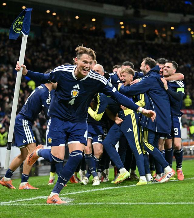 Schottlands Scott McTominay jubelt ausgelassen mit seinem Team über die WM-Qualifikation