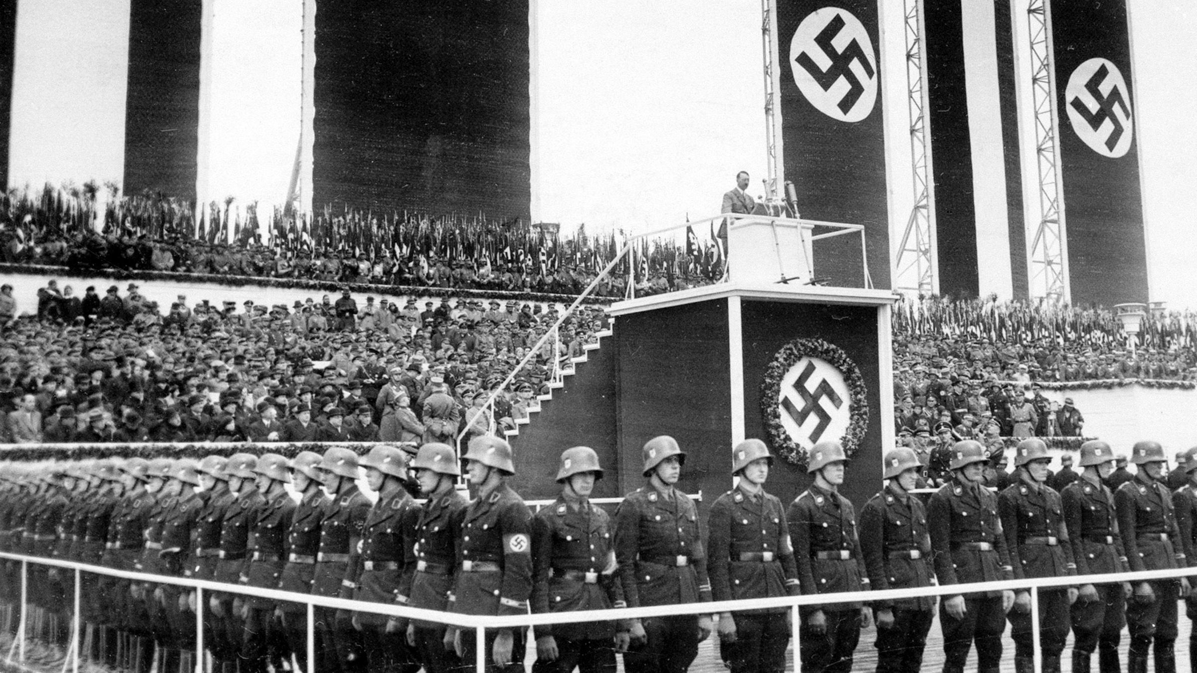 hitler, adolf - bei seiner rede am tag der arbeit auf dem flughafen berlin-tempelhof 1935