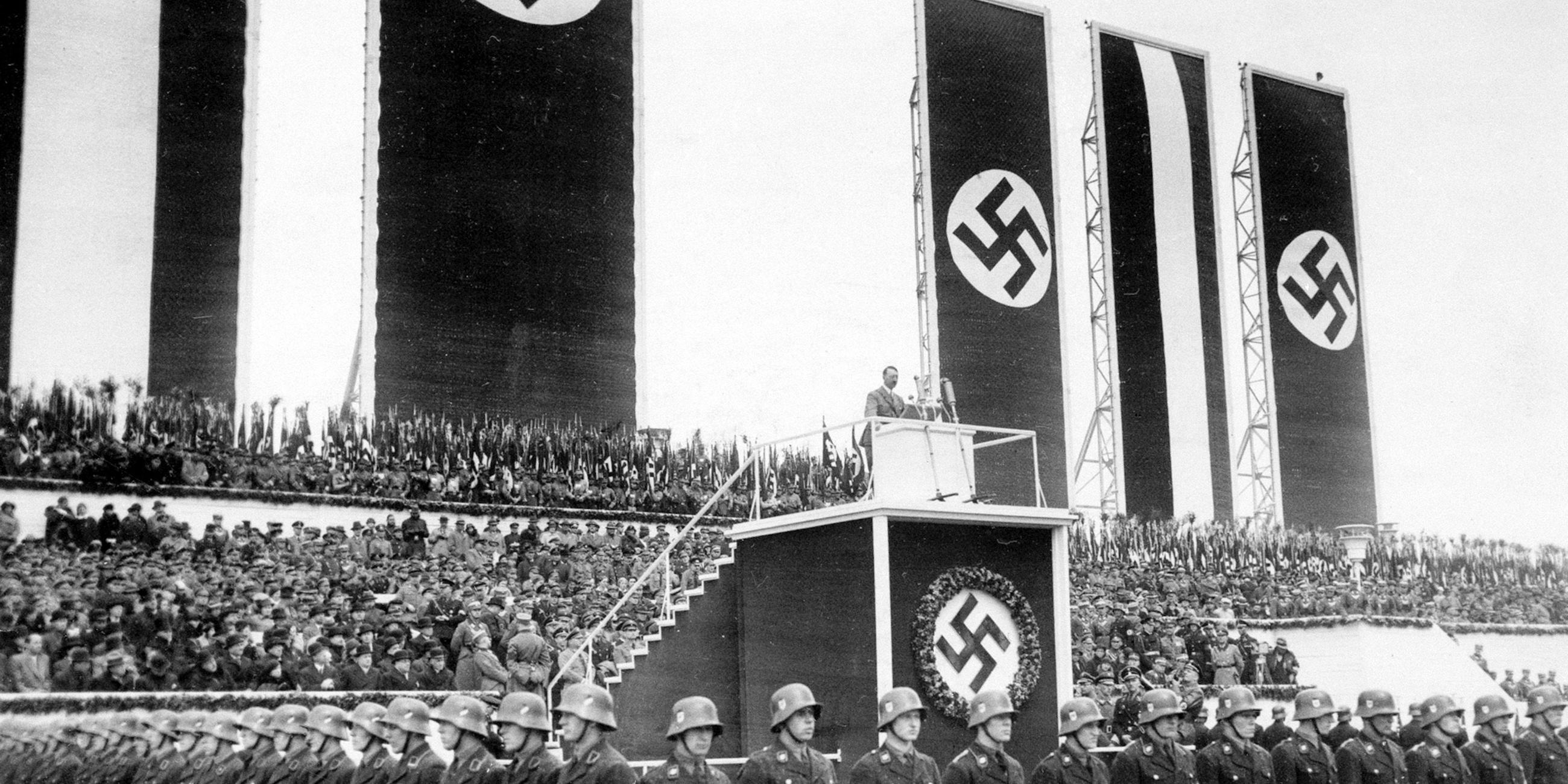 hitler, adolf - bei seiner rede am tag der arbeit auf dem flughafen berlin-tempelhof 1935
