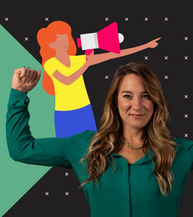 Im Vordergrund steht Jasmina Neudecker in einer kraftvollen Muskelpose mit seitlich erhobenen Armen. Neben ihr ist eine Grafik zu sehen, die eine Frau darstellt, die mit einem Megaphon spricht und dabei direkt auf Jasmina zeigt.