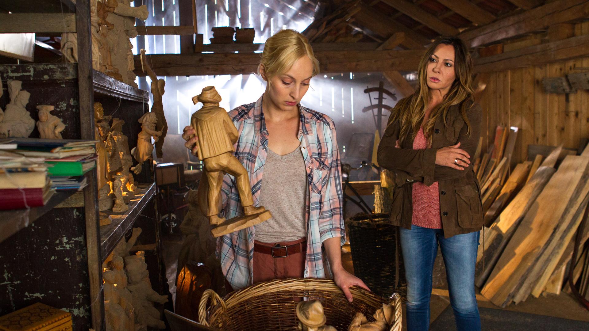 Katja Baumann (Simone Thomalla) in einer Holzwerkstatt mit Inga (Cordula Zielonka).