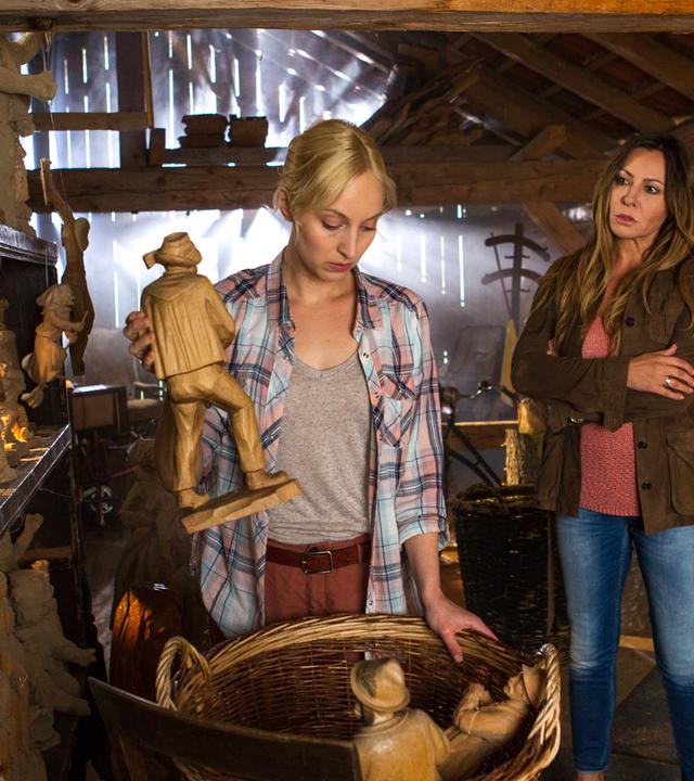 Katja Baumann (Simone Thomalla) befindet sich in einer Holzwerkstatt