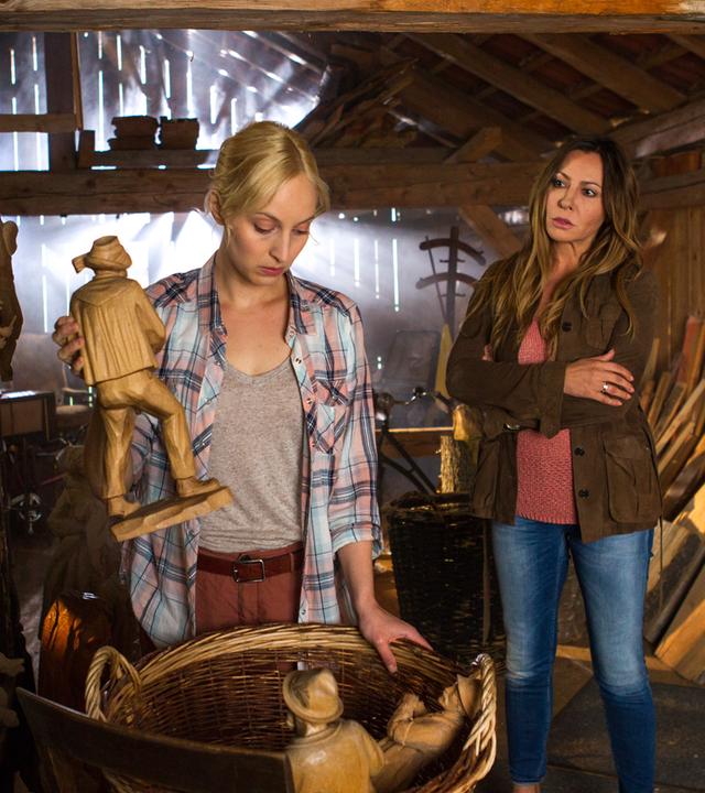 Katja Baumann (Simone Thomalla) in einer Holzwerkstatt mit Inga (Cordula Zielonka).