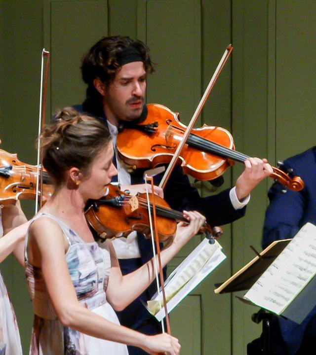 Zwei Frauen und zwei Männer mit Saiteninstrumenten