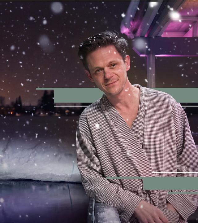 Jo Schück im Bademantel vor einem eisigen Wasserloch in Oulu / Finnland.