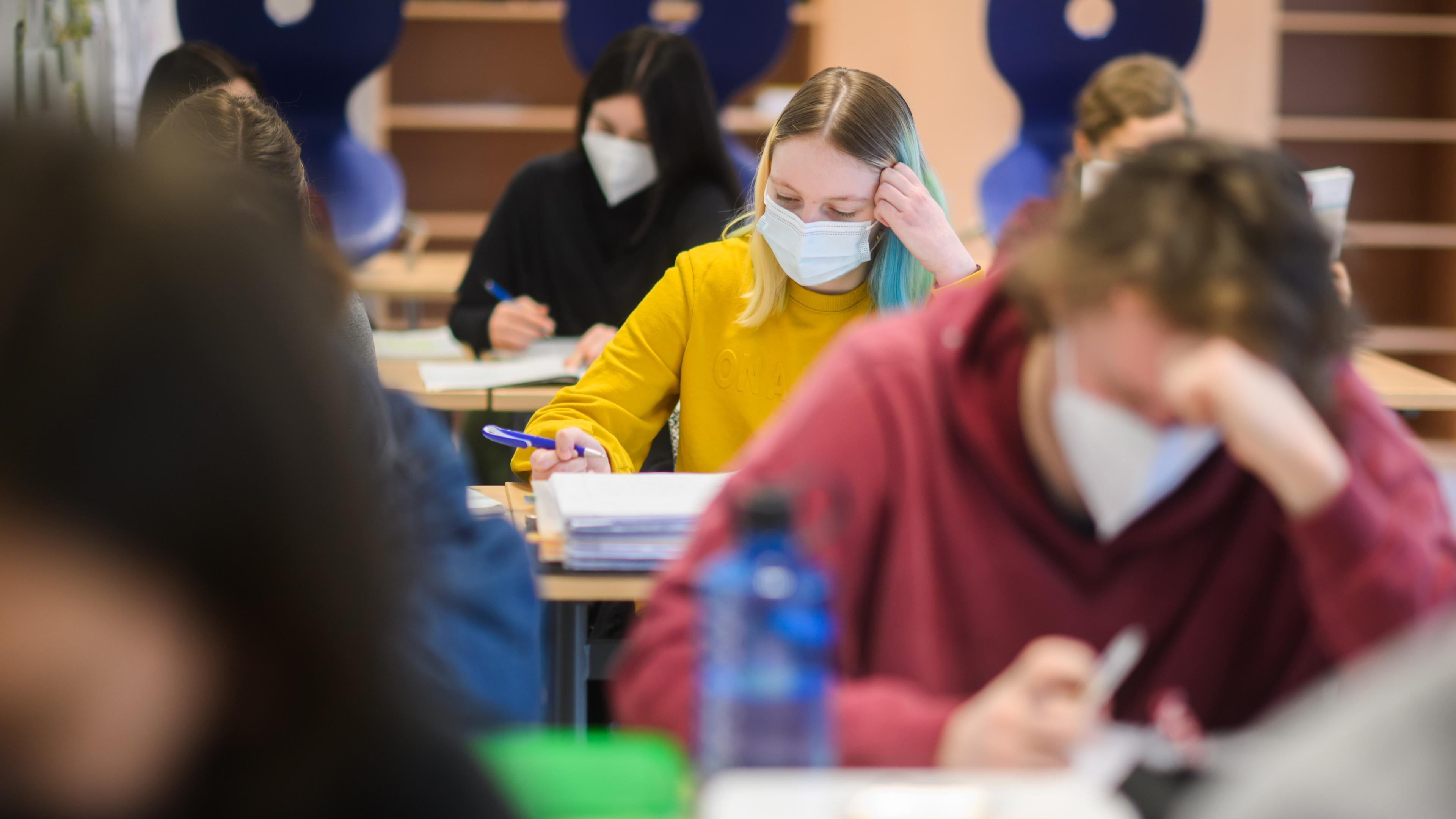 Schüler eines Abiturjahrgangs sitzen in einem Klassenraum der IGS Bothfeld beim Unterricht des Deutsch-Leistungskurses, aufgenommen am 14.02.2022