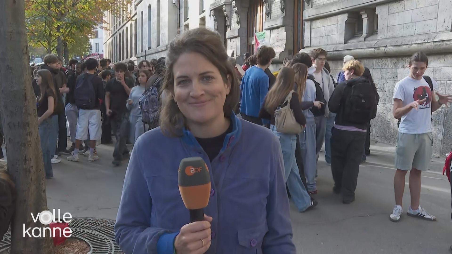 Anna Warsberg inmitten von Schülern geschaltet zu Volle Kanne