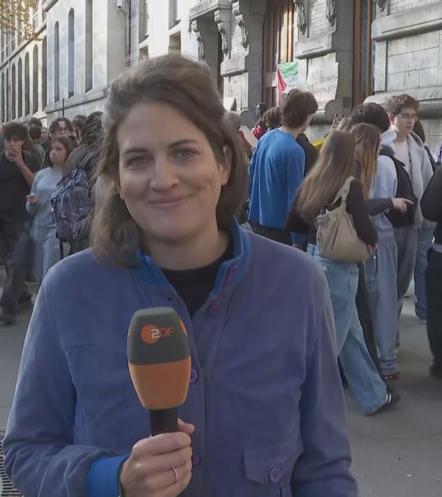 Anna Warsberg inmitten von Schülern geschaltet zu Volle Kanne