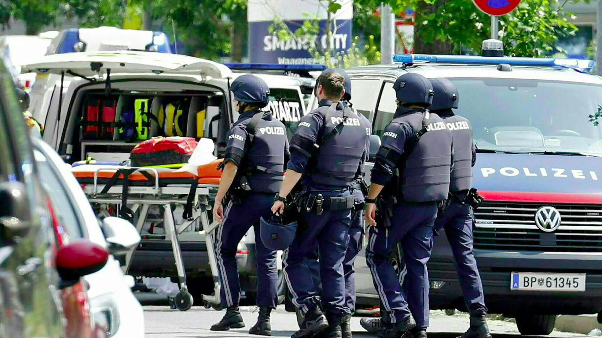 Einsatzkräfte und Fahrzeuge nach Schüssen in Graz