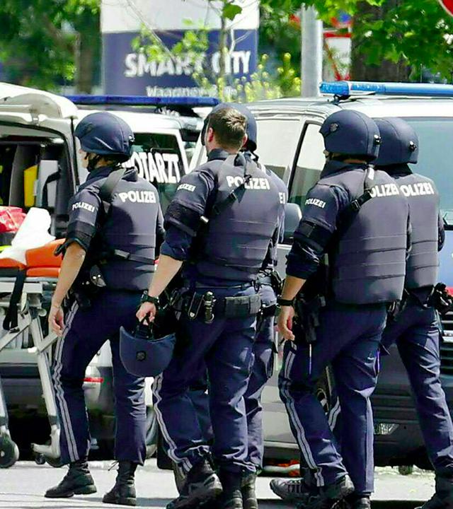Einsatzkräfte und Fahrzeuge nach Schüssen in Graz