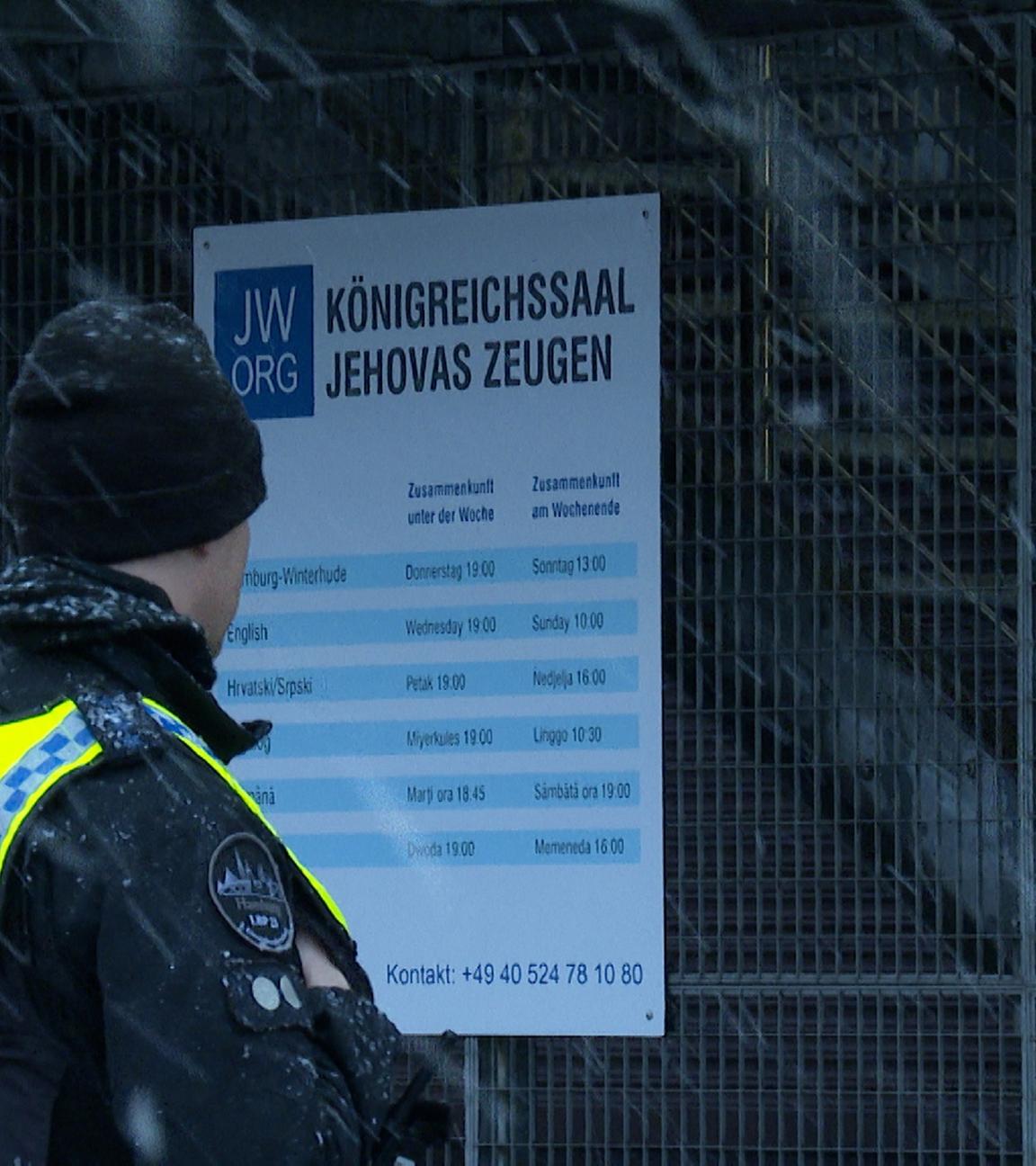 Hamburg: Ein Polizist steht vor einem Gebäude der Zeugen Jehovas in Hamburg.