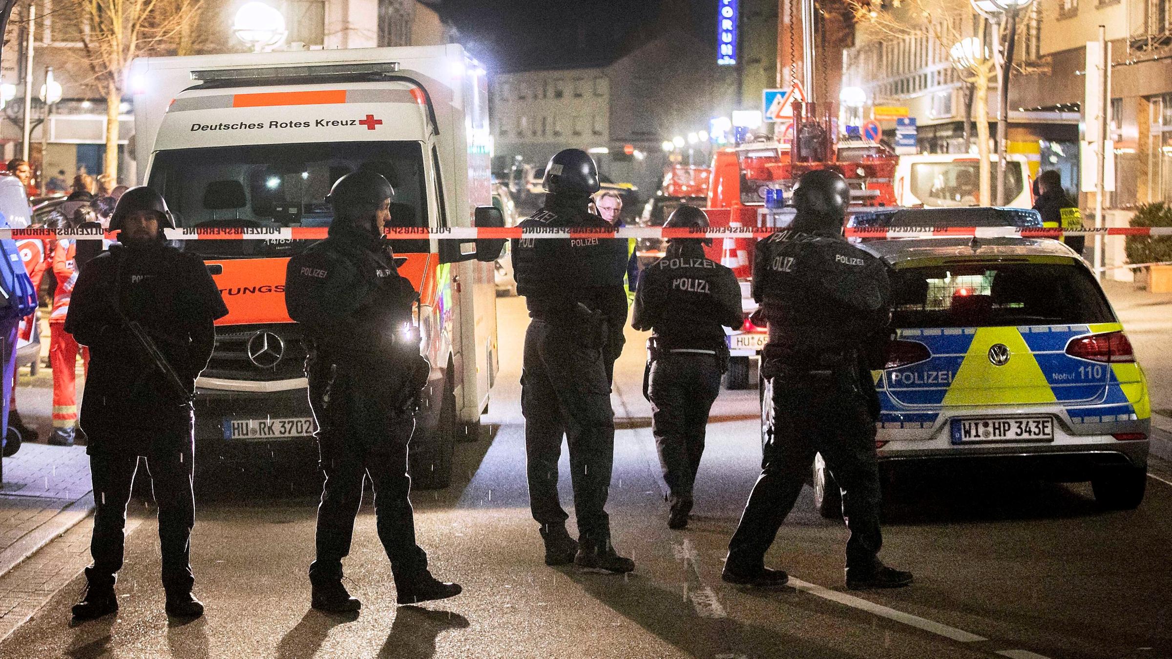 Polizisten und Rettungskräfte sind im Hanauer Stadtteil Heumarkt im Einsatz
