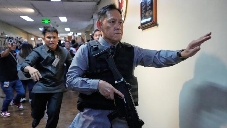 Sicherheitskräfte des Senats rennen los, nachdem in einem Korridor des philippinischen Senats in Pasay (Philippinen) Schüsse zu hören waren.