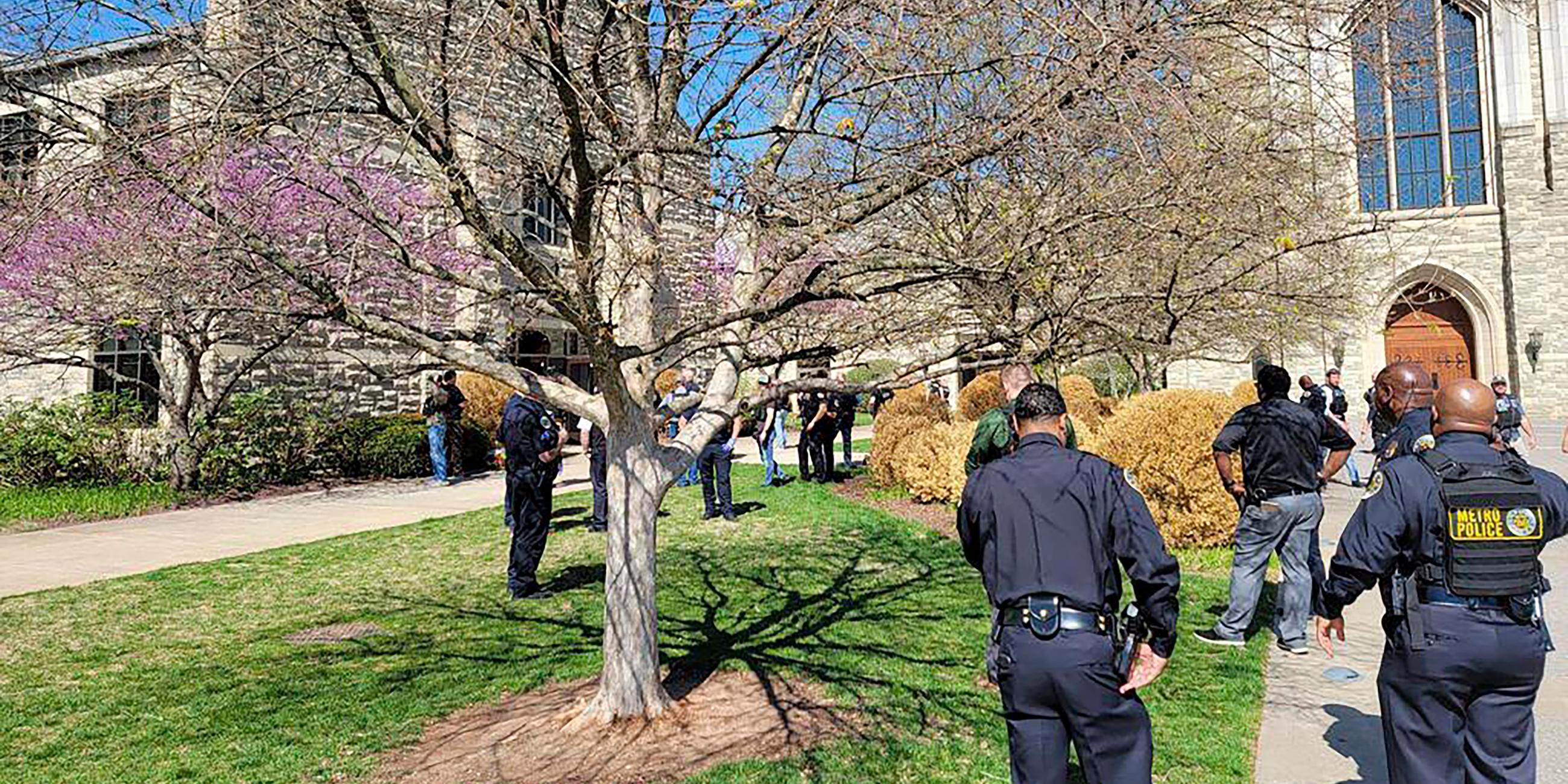 USA, Nashville: Polizisten am Tatort in der Covenant Schule.