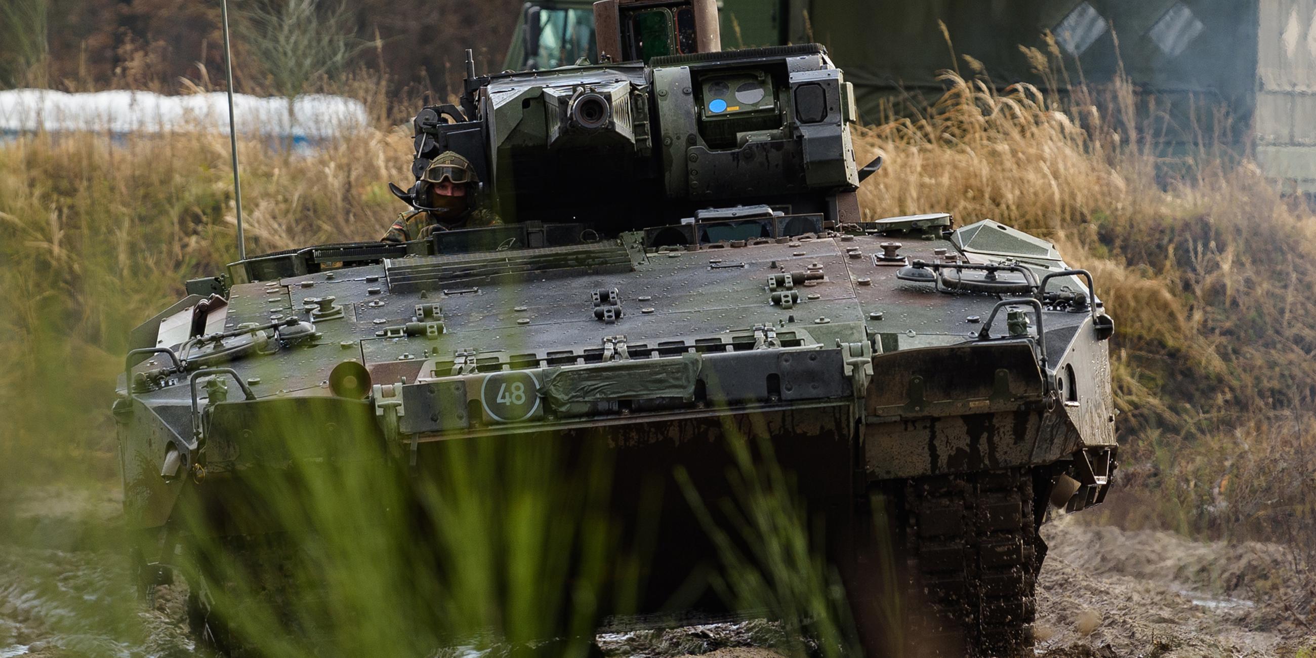 Ein Schützenpanzer der Bundeswehr vom Typ Puma fährt während einer Vorführung über den Übungsplatz. 