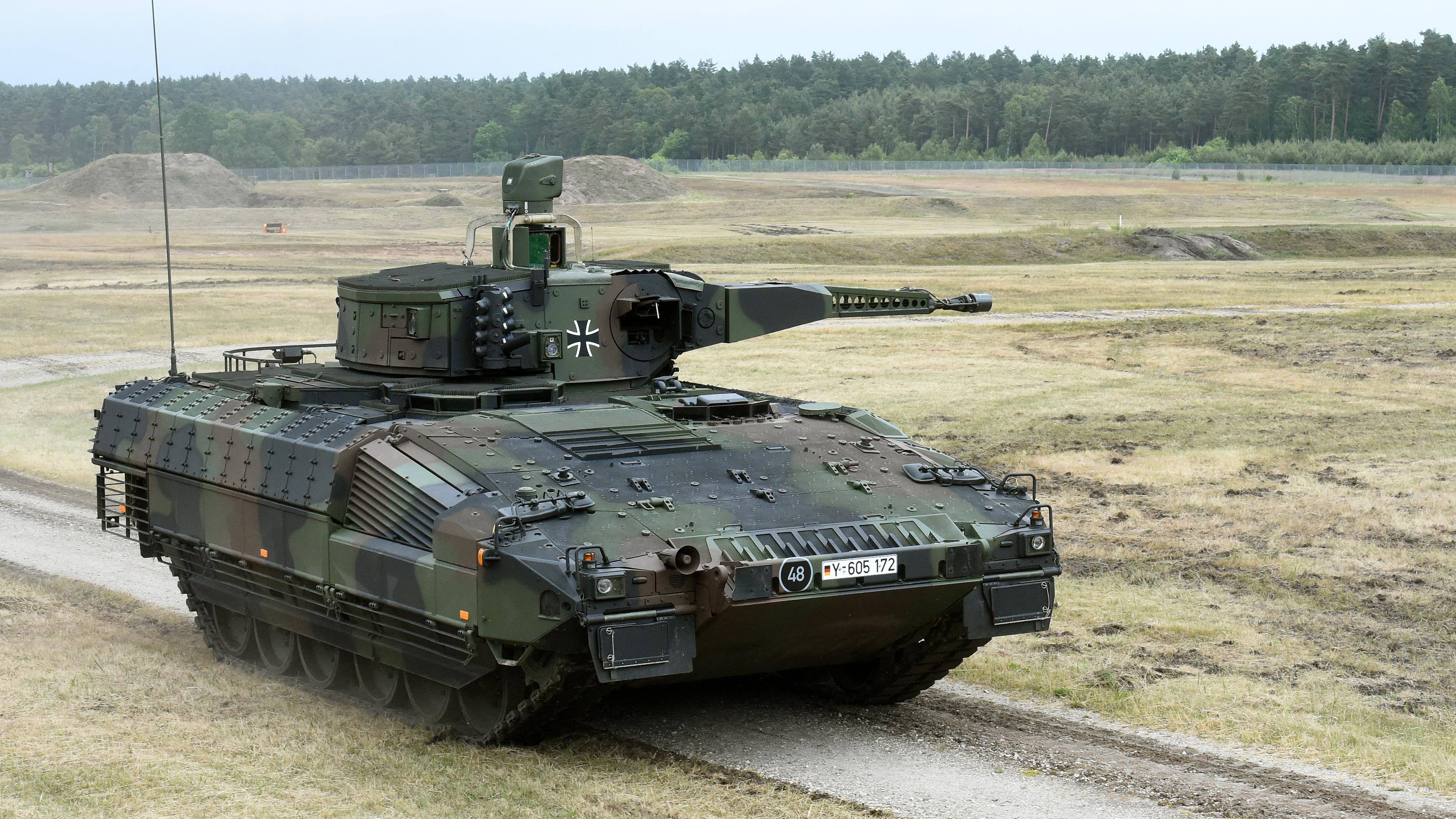 Ein Schützenpanzer vom Typ Puma wird auf dem Übungsgelände des Unternehmens Rheinmetall in der Lüneburger Heide.