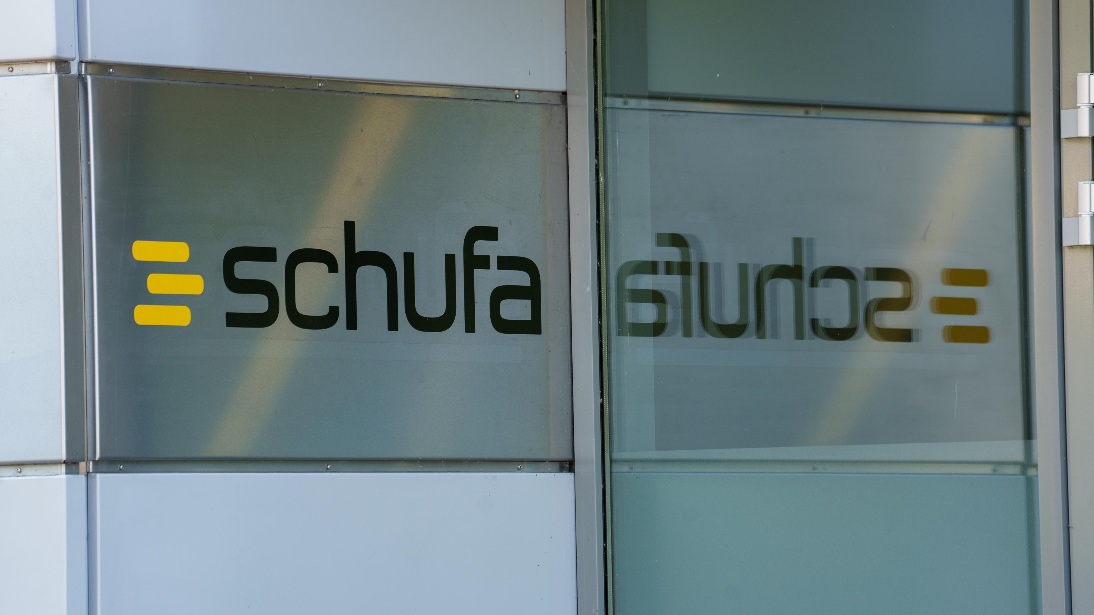 Das Schufa-Logo ist auf einer Wand der Firmenzentrale in der Landeshauptstadt angebracht.