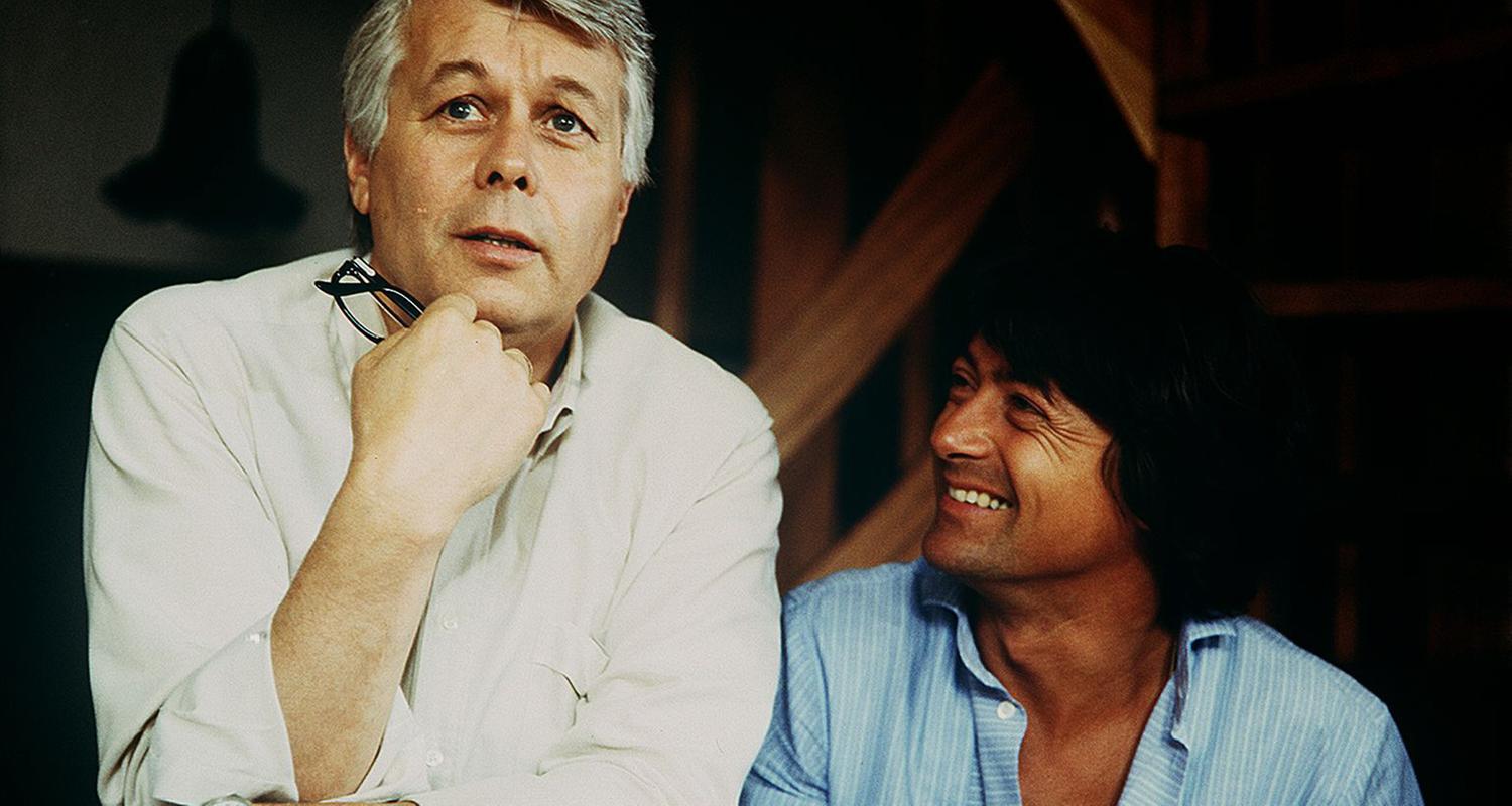 Werner schaut sich nachdenklich in seiner Jagdhütte um.