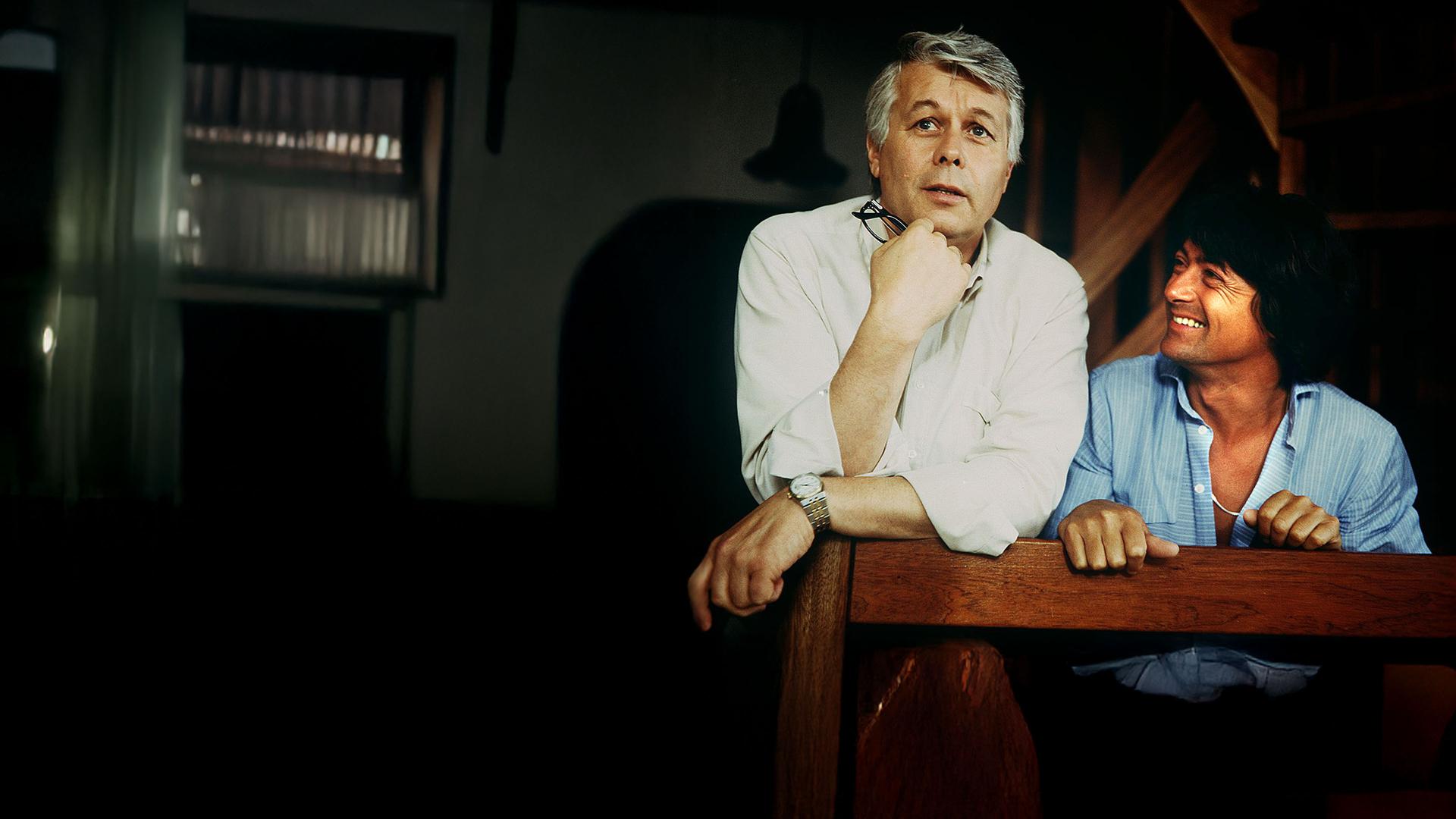 Werner schaut sich nachdenklich in seiner Jagdhütte um.