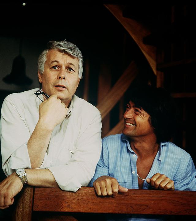 Werner schaut sich nachdenklich in seiner Jagdhütte um.