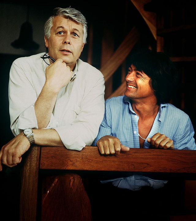 Werner schaut sich nachdenklich in seiner Jagdhütte um.