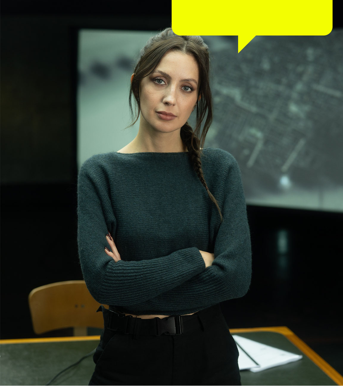 Montage: Paulina Krasa steht vor einem Hintergrund mit einem großen weißen Fingerabdruck auf einer gründen Wand.