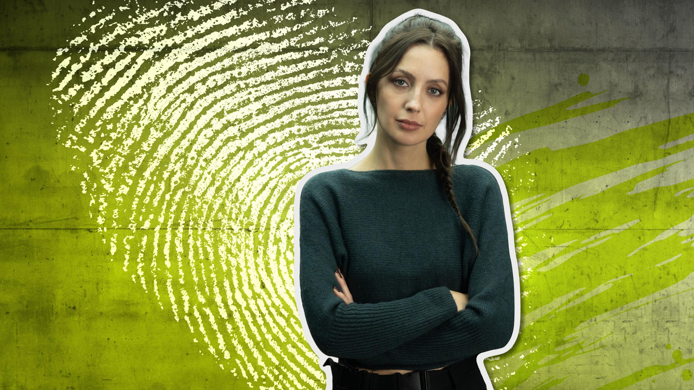Montage: Paulina Krasa steht vor einem Hintergrund mit einem großen weißen Fingerabdruck auf einer gründen Wand.