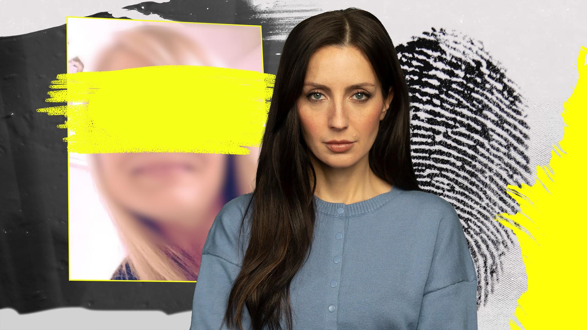 Paulina Krasa neben einem unscharfen Porträt einer Frau mit einem großen gelben Balken über dem Gesicht. Im HIntergrund ein Daumenabdruck