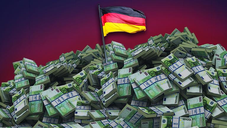 Berg mit 100-Euro-Scheinen, in der Mitte steckt eine Deutschland-Fahne