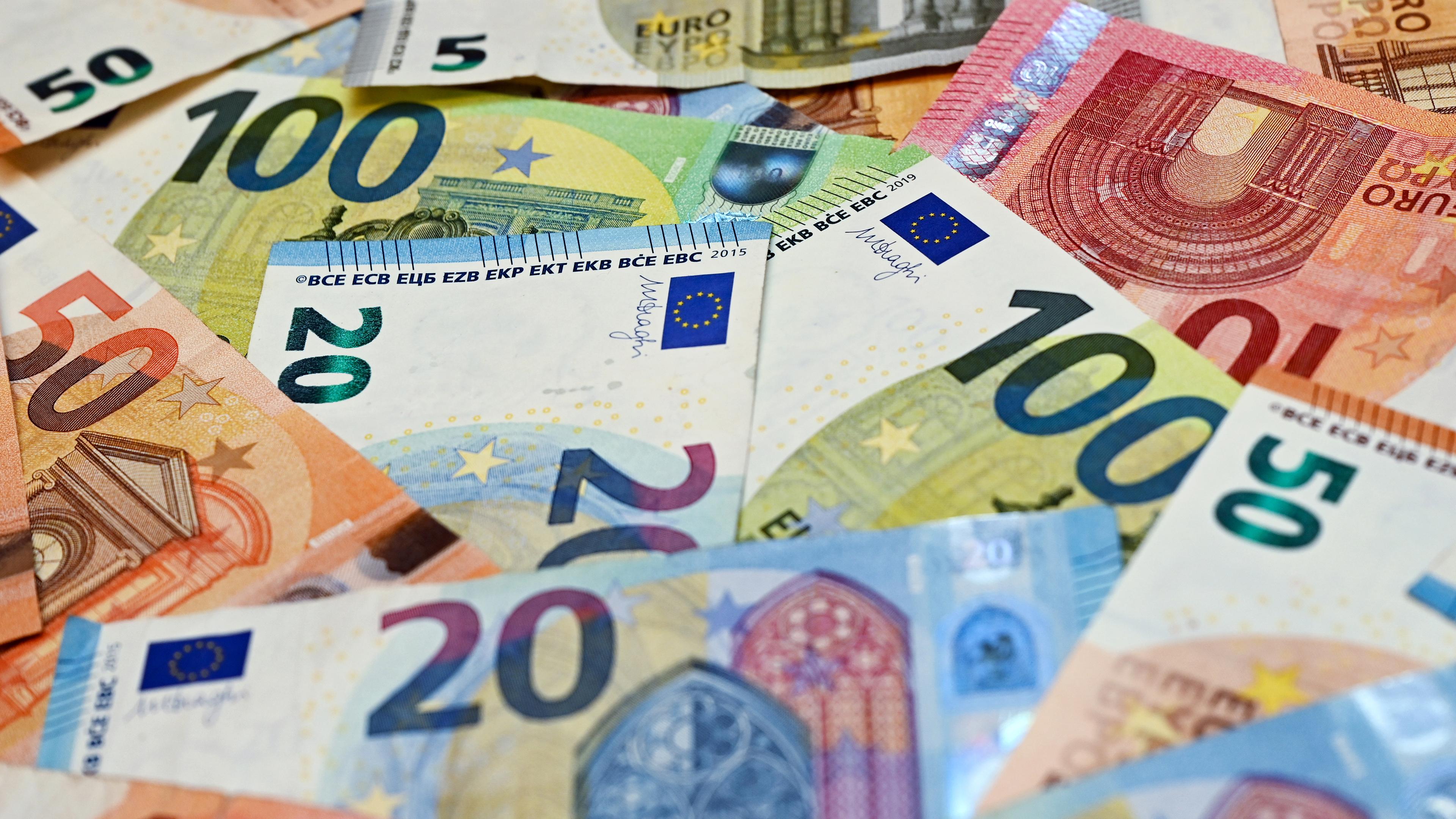 Brandenburg, Sieversdorf:Eurobanknoten liegen auf einem Tisch