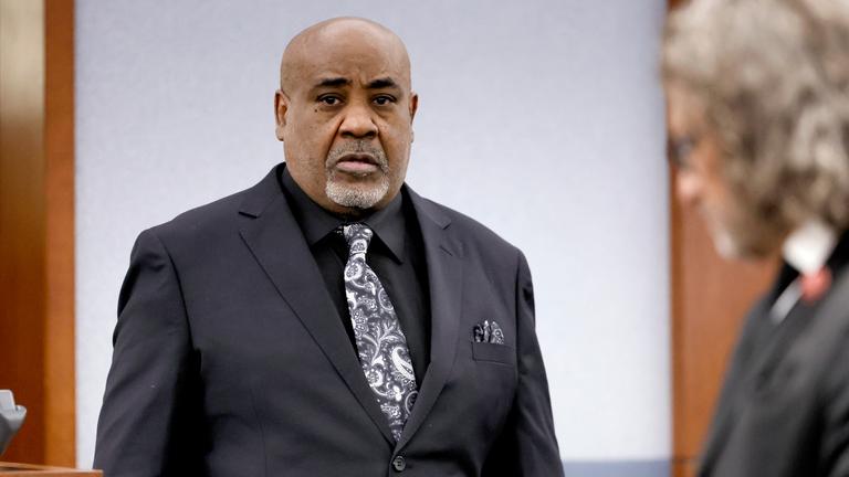 31.08.2026, USA, Las Vegas: Duane Davis betritt vor den Schlussplädoyers in seinem Mordprozess im Zusammenhang mit der Ermordung des Rappers Tupac Shakur im Jahr 1996 den Gerichtssaal des Bezirksgerichts von Clark County im Regional Justice Center in Las Vegas.