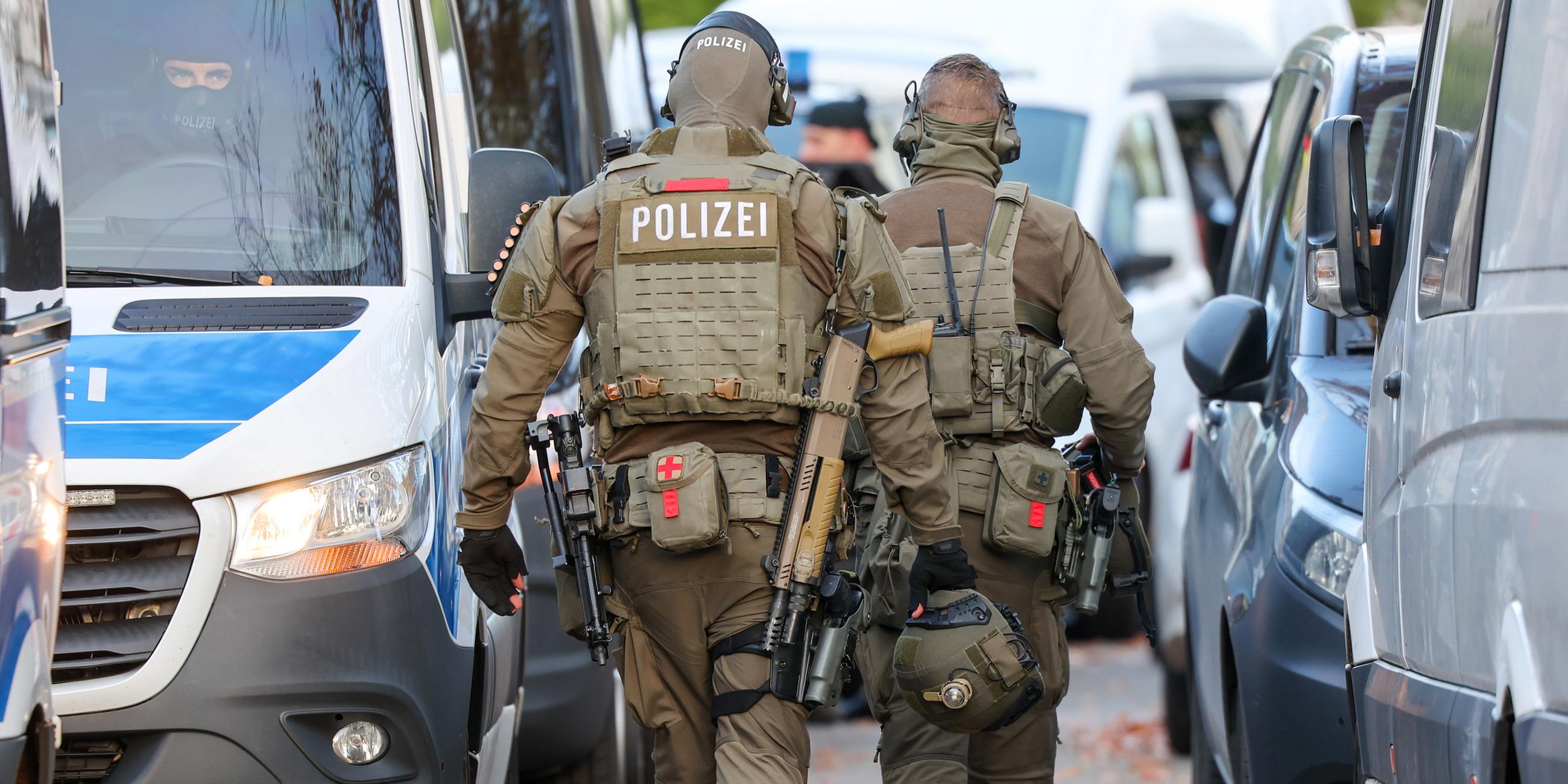 Schwer bewaffnete Spezialeinsatzkräfte sind bei einer Bedrohungslage in Hamburg an der Stadtteilschule Blankenese im Einsatz. 