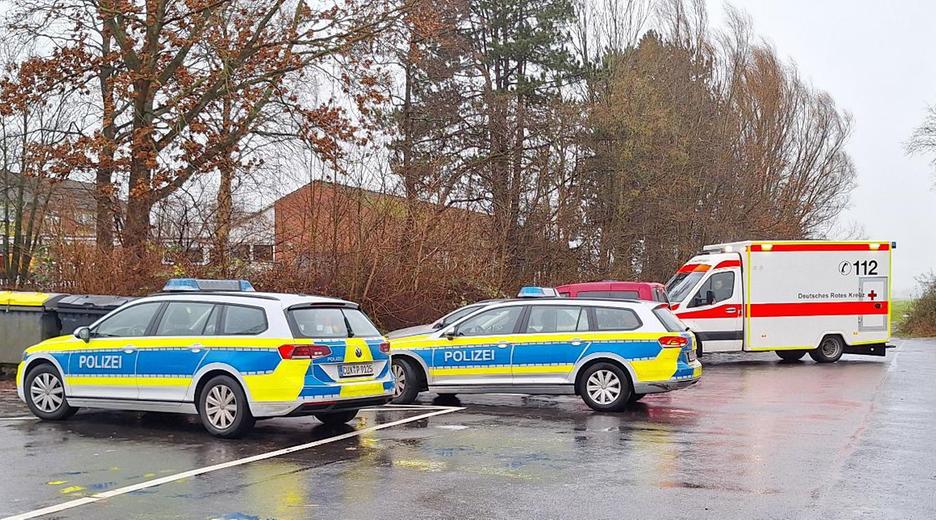 Polizeiautos und ein Krankenwagen stehen nahe einer Schule in Cuxhaven am 21.12.2023.