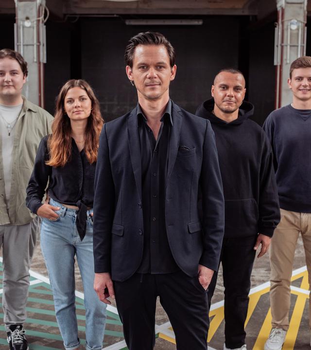 Moderator Jo Schück steht mit seinen sechs Gästen auf dem 13-Fragen-Spielfeld.