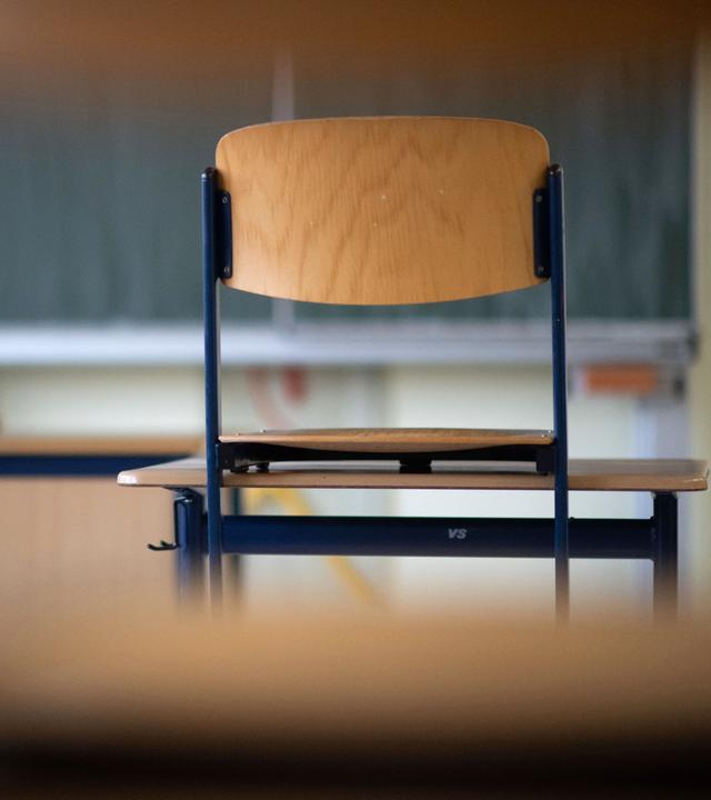 Leerer Klassenraum mit leerem Stuhl.