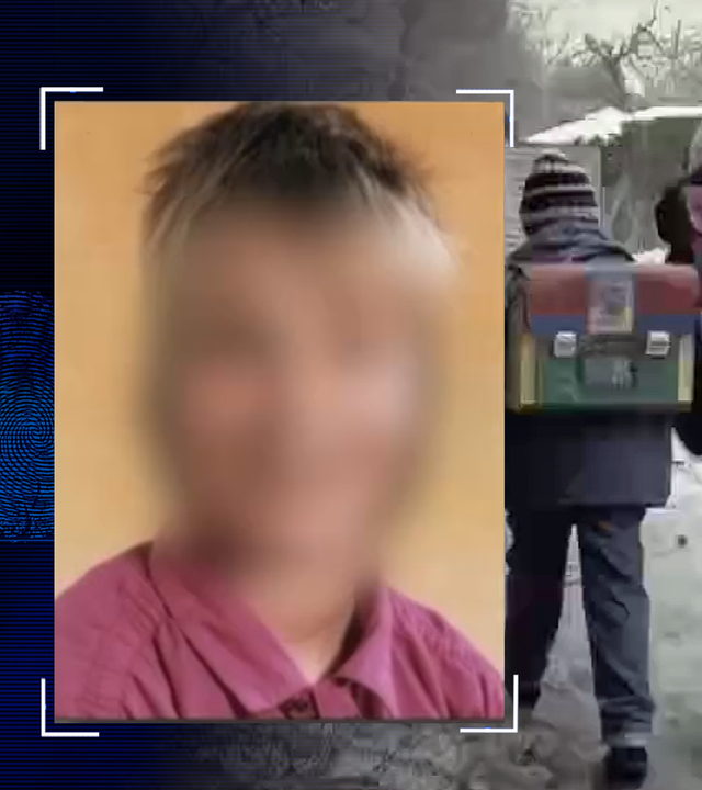 Portraitfoto eines jungen blonden Mädchens, das Gesicht wurde technisch verfremdet. Im Hintergrund: Szenenfoto - zwei Kinder im Grundschulalter mit Schulranzen von hinten. Links daneben: Lichtschematische Darstellung eines Fingerabdrucks.