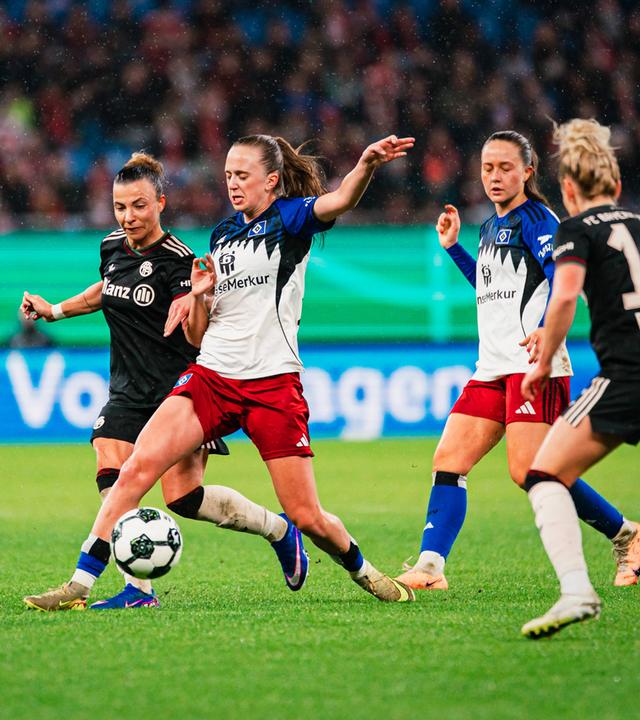 Die Hamburgerin Victoria Schulz muss im Zweikampf mit Bayerns Mittelfeldspielerin Arianna Caruso den Ball behaupten