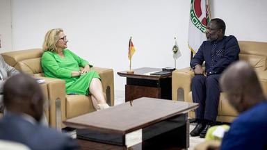 Entwicklungsministerin Svenja Schulze während eines Gesprächs mit Ecowas-Präsident Omar Touray in Nigeria.