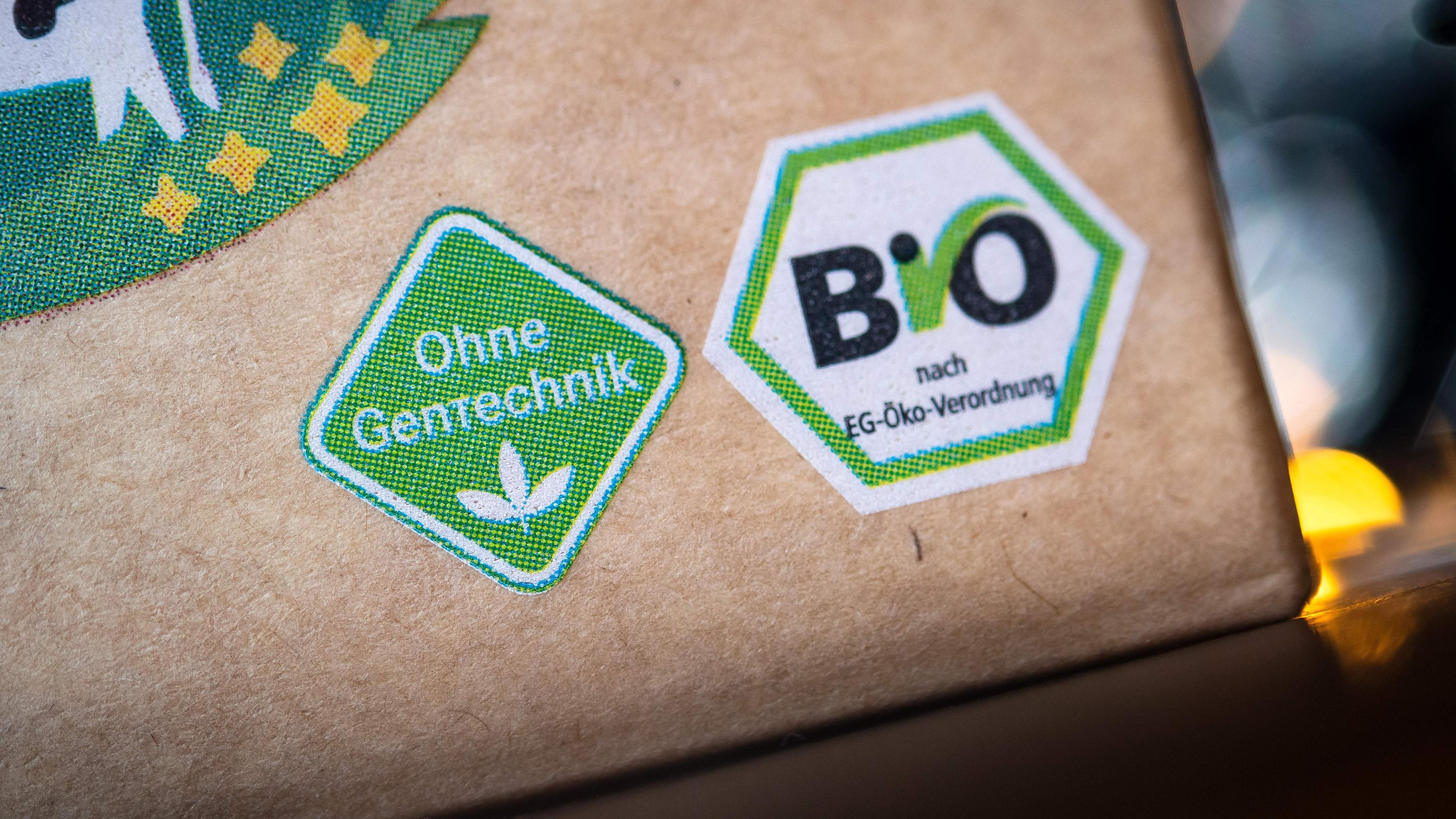 Das Logo "Ohne Gentechnik" und das Bio-Siegel "Bio nach EU-Öko-Verordnung" sind auf einer Lebensmittelverpackung zu sehen.
