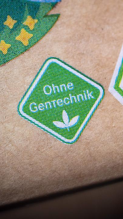 Das Logo "Ohne Gentechnik" und das Bio-Siegel "Bio nach EU-Öko-Verordnung" sind auf einer Lebensmittelverpackung zu sehen.