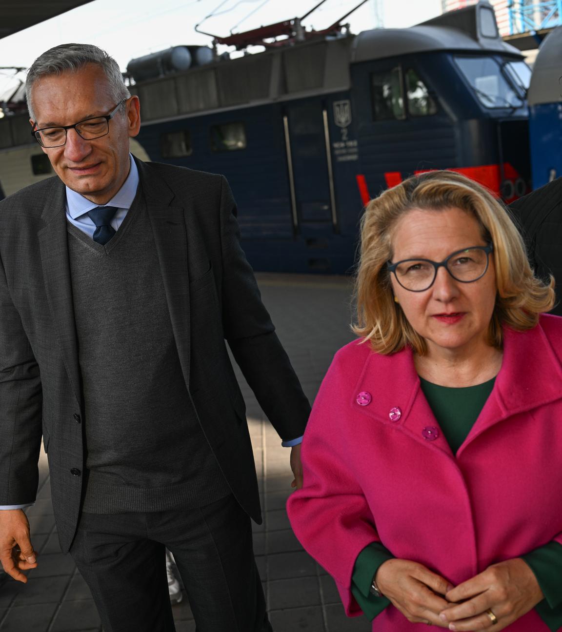 09.05.2024, Ukraine, Kiew: Svenja Schulze (M, SPD), Bundesministerin für wirtschaftliche Zusammenarbeit und Entwicklung, kommt zu Beginn eines Besuchs in der Ukraine am Bahnhof an.