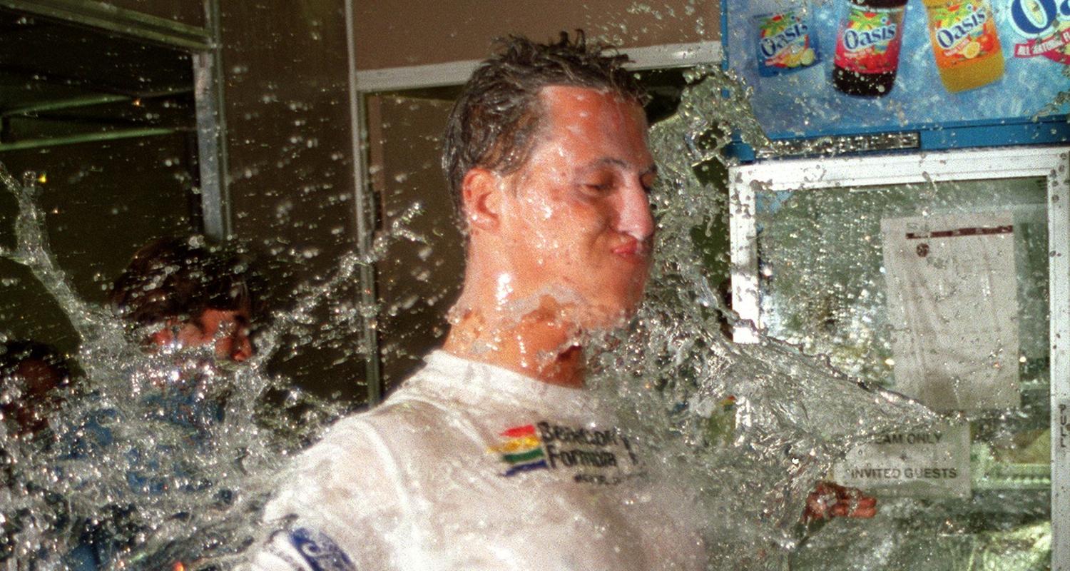 1994 ist Schumacher auf dem Gipfel angekommen: Im Benetton sichert er sich seinen ersten WM-Titel.
