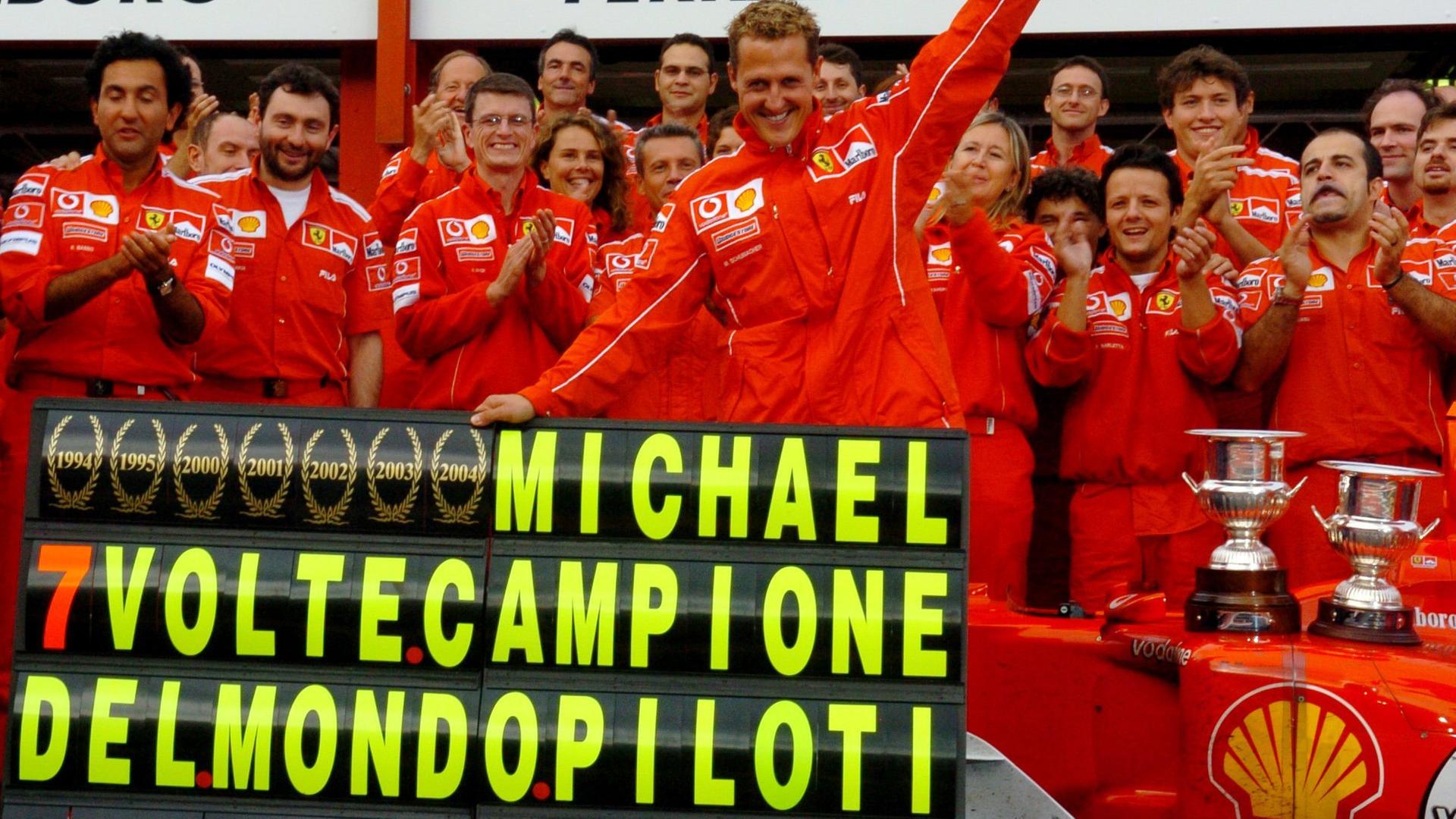 Ein unglaublicher Rekord: 2004 holt Schumacher den fünften Titel für Ferrari, seinen siebten insgesamt.