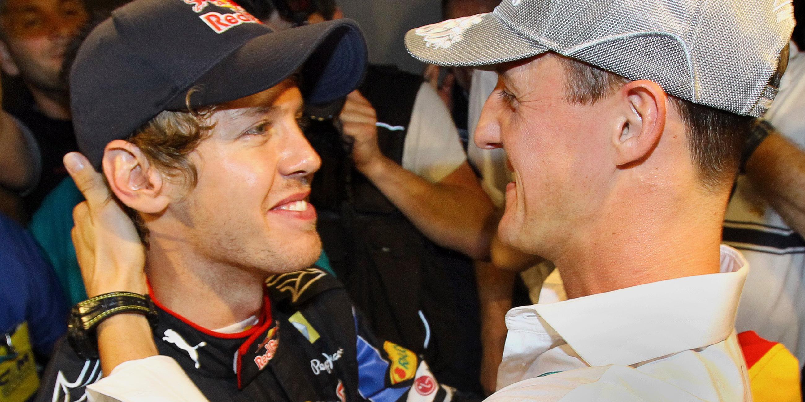 Michael Schumacher gratuliert Sebastian Vettel zum WM-Titel 2010. Die beiden verstehen sich gut...