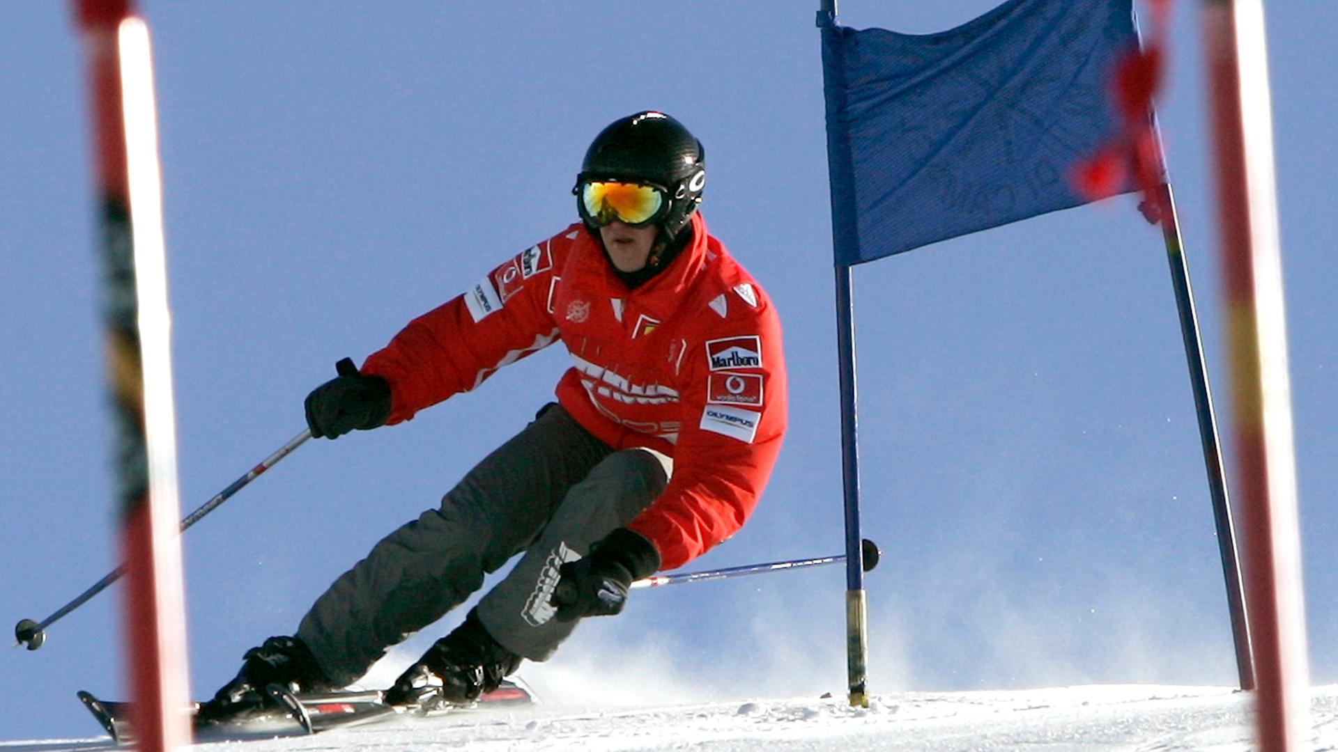 Zu Schumachers Hobbys gehört auch das Skifahren, hier im Jahr 2005. Am 29. Dezember 2013 stürzt Schumacher in Méribel und erleidet schwerste Kopfverletzungen, von denen er sich bis heute nicht erholt hat.